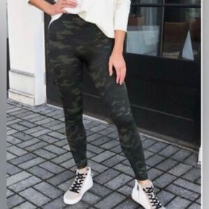 SPANX Leggings Black Camo Look at Me Now Women’s Size L Seamless Compress